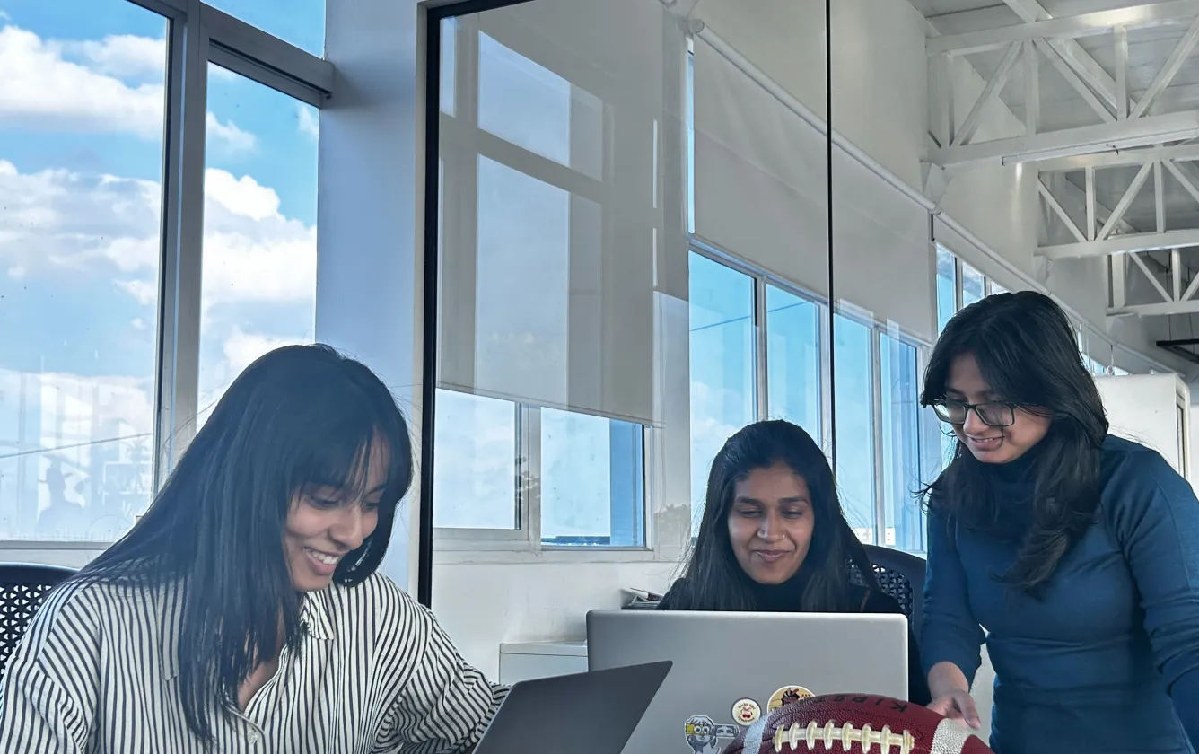 Commenda team working together